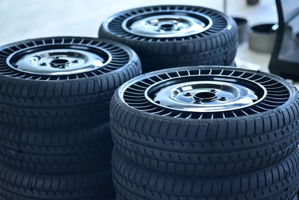 Non inflatable tires for unmanned vehicles